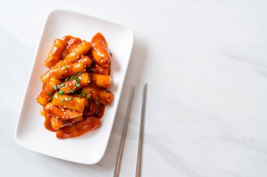 Baharatlı sosisli Kore pirinç keki çubuğu (Tteokbokki) - Kore yemeği tarzı