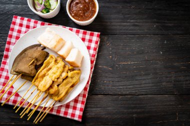Pork Satay ve Ciğer Satay. Ekmek, fıstık sosu ve turşu. Salatalık dilimleri ve soğan sirkeli.