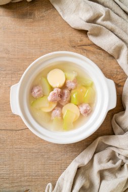 Kış karpuz çorbası kıymalı domuz eti ve yumurtalı tofu kasesi.