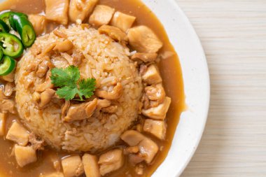 Kahverengi soslu tavuk mu yoksa pirinç soslu sos mu? Asya tarzı.