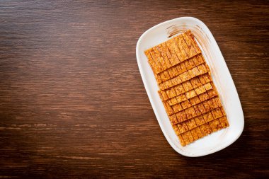 tabakta kalamar deniz ürünleri atıştırması