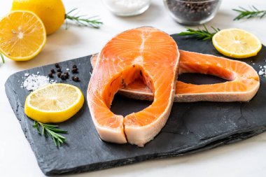 İçinde malzeme olan taze çiğ somon filetosu bifteği.