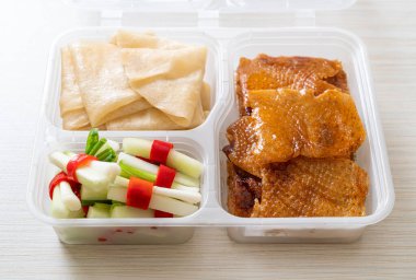 Teslimat kutusunda Pekin Ördeği - Çin yemeği tarzı