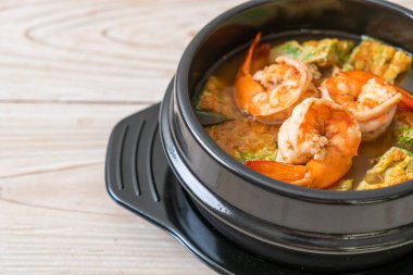 Karides ve sebze omletli Tamarind Paste 'den yapılmış ekşi çorba - Asya usulü.