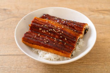 Japon yılan balığı pilav kasesi ya da Unagi don ile kızartılır.