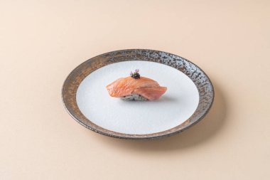 Japon usulü suşi pilavı üzerine çiğ somon tüttürmek.