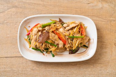 Zencefilli kızarmış tavuk. Asya usulü.