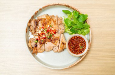 Baharatlı tavuk, acılı ve sarımsaklı.