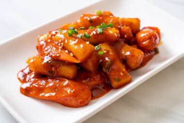 Baharatlı sosisli Kore pirinç keki çubuğu (Tteokbokki) - Kore yemeği tarzı