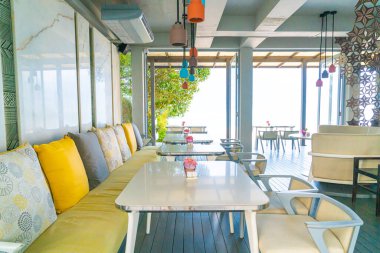 Kafe restoranında boş sandalye ve masa.