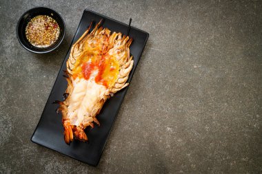 Izgara Taze Dev Nehir Karidesi Baharatlı Deniz Ürünleri Soslu