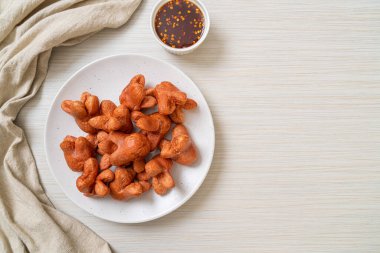 soslu kızarmış sosis.