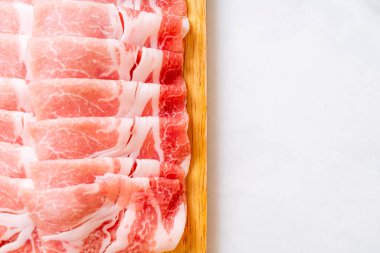 Dilimlenmiş taze domuz filetosu.