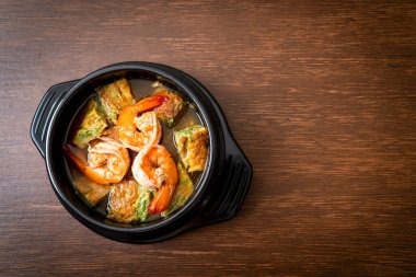 Karides ve sebze omletli Tamarind Paste 'den yapılmış ekşi çorba - Asya usulü.