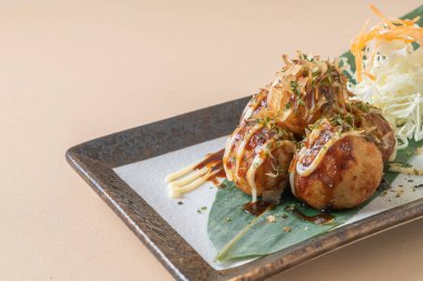 Takoyaki köftesi ya da ahtapot köftesi - Japon yemeği tarzı.