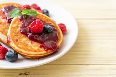 Taze ahududu ve yabanmersinli gözleme.