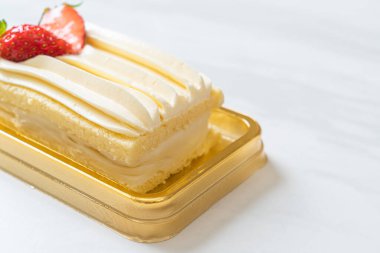 Lezzetli çilekli pasta masada.