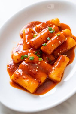 Baharatlı soslu Kore pirinç keki çubuğu (Tteokbokki) - Kore yemeği tarzı