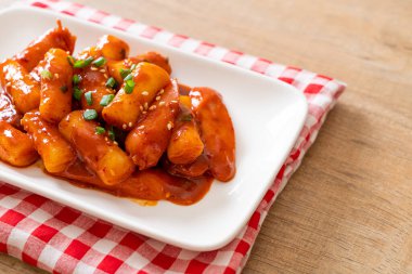 Baharatlı sosisli Kore pirinç keki çubuğu (Tteokbokki) - Kore yemeği tarzı