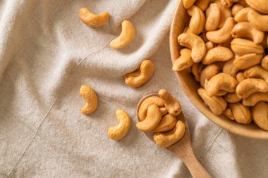 Tahta kasede fındık ve fotokopi alanı.