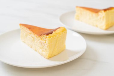 Beyaz tabakta ev yapımı cheesecake.