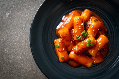 Baharatlı soslu Kore pirinç keki çubuğu (Tteokbokki) - Kore yemeği tarzı