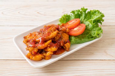 Kızarmış balığın üstünde 3 farklı tat (tatlı, ekşi, baharatlı) biber sosu