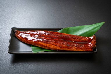 Izgara yılan balığı ya da soslu ızgara unagi (Kabayaki) - Japon yemeği..
