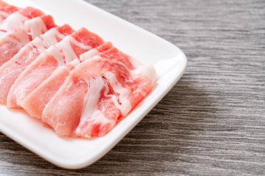 Dilimlenmiş taze domuz filetosu.