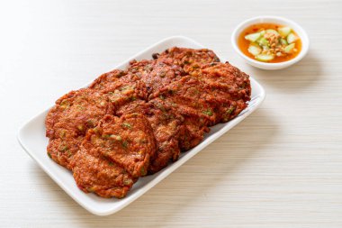 Kızarmış balık köftesi ya da kızarmış balık keki. Asya usulü.