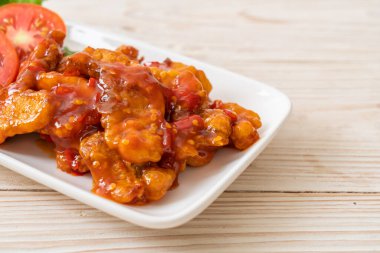 Kızarmış balığın üstünde 3 farklı tat (tatlı, ekşi, baharatlı) biber sosu