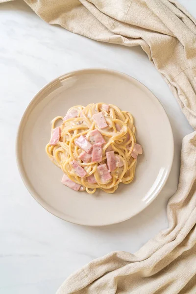 Домашний Спагетти Белый Сливочный Соус Ветчиной Итальянский Стиль Питания — стоковое фото