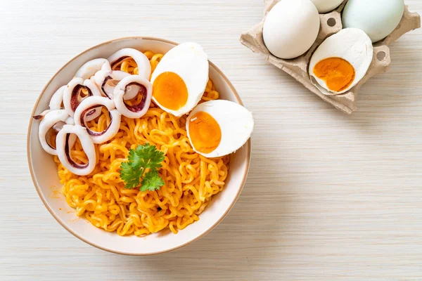 Øyeblikkelig Nudelsalt Eggesmak Med Blekksprut Eller Blekksprut – stockfoto