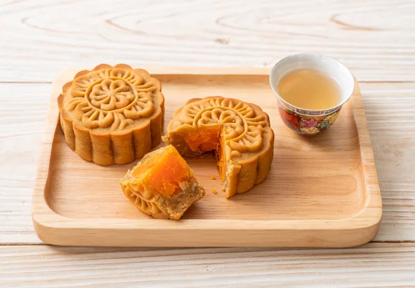Chinesischer Mondkuchen Durian Und Eigelb Mit Tee Auf Holzteller — Stockfoto