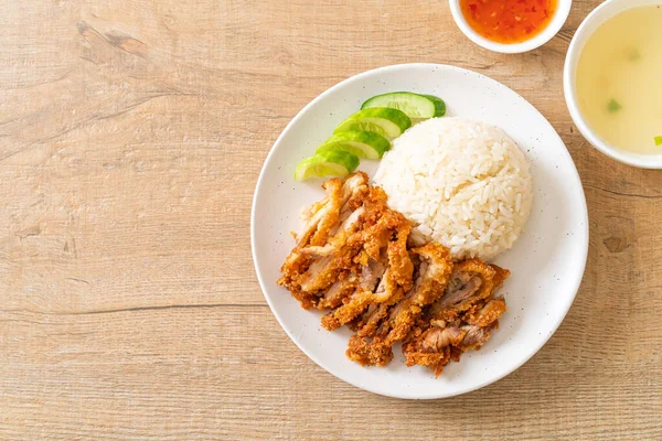 Nasi Ayam Hainan Dengan Ayam Goreng Atau Nasi Dikukus Sup — Stok Foto