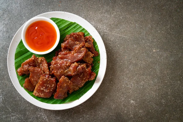 Sonnengetrocknetes Schweinefleisch Mit Sauce Auf Teller — Stockfoto