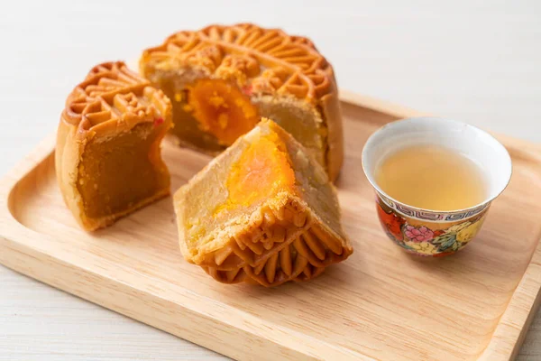 Chinesischer Mondkuchen Durian Und Eigelb Mit Tee Auf Holzteller — Stockfoto