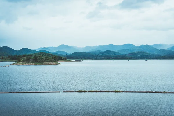 Naturszene Des Srinagarind Staudamms Mit Bewölktem Himmel Bei Kanchanaburi Thailand — Stockfoto