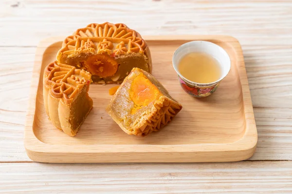 Chiński Tort Księżycowy Durian Żółtko Jaj Smak Herbatą Drewnianym Talerzu — Zdjęcie stockowe