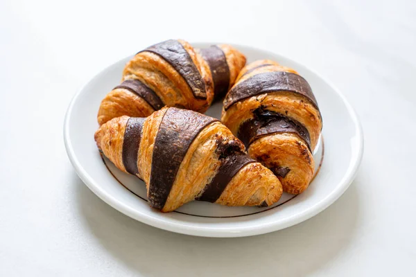 Friss Croissant Csokoládéval Tányéron — Stock Fotó