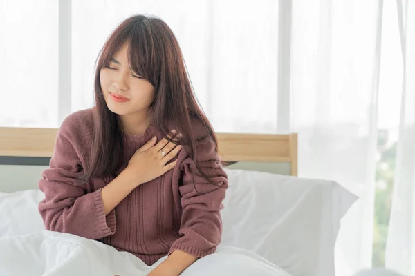 Wanita Asia Yang Cantik Penyakit Jantung Tempat Tidur — Stok Foto