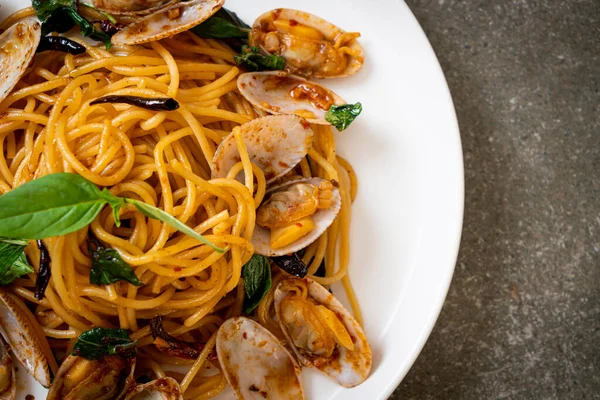 Stir Fried Spaghetti Clams Garlic Chilli Fusion Food Style — Stock Photo, Image