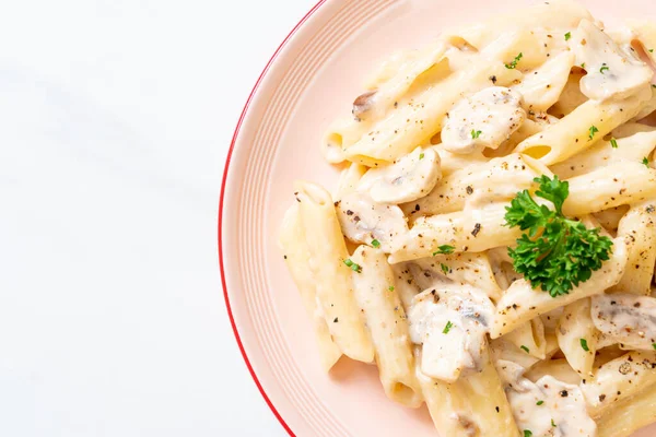 Penne Pasta Carbonara Salsa Crema Con Champiñones Estilo Comida Italiana — Foto de Stock