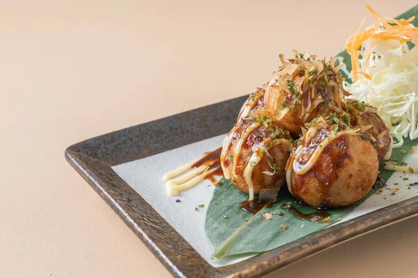 Takoyaki köftesi ya da ahtapot köftesi - Japon yemeği tarzı.