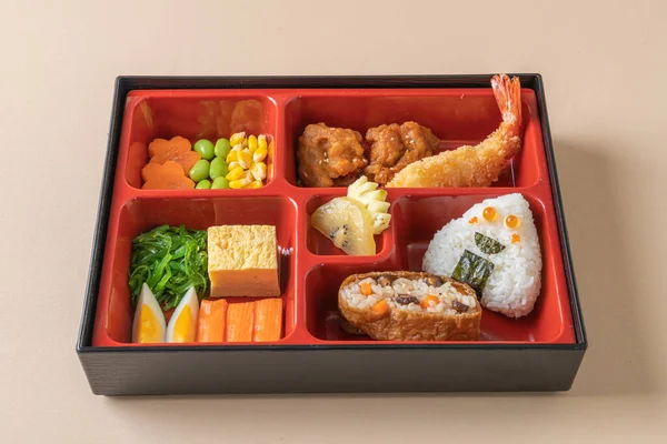 寿司寿司寿司米 裹着干豆腐 炒虾和炸鸡 本土豆片 日本菜风格 — 图库照片
