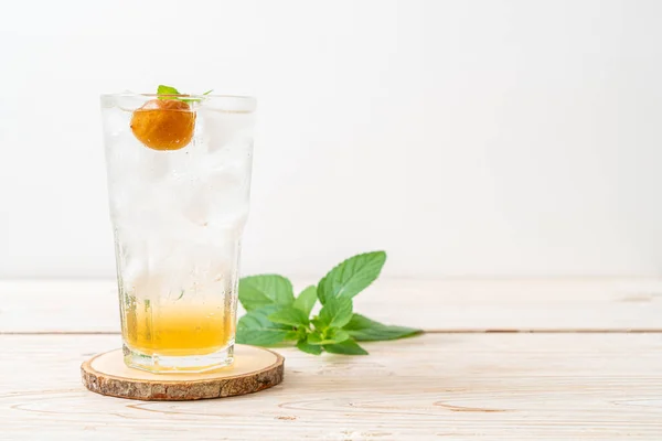 Suco Ameixa Gelada Com Refrigerante Hortelã Pimenta Mesa Madeira Bebida — Fotografia de Stock