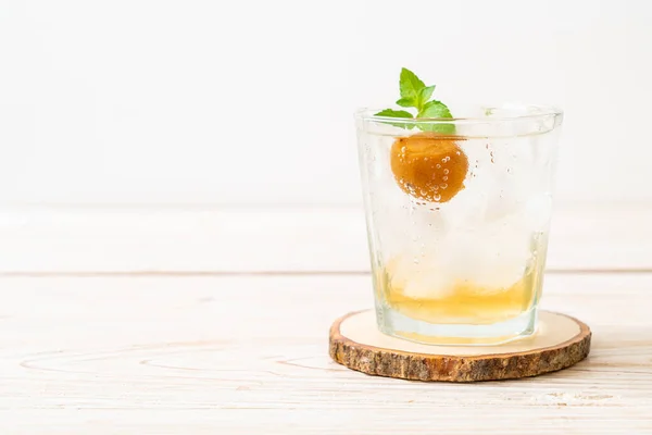 Suco Ameixa Gelada Com Refrigerante Hortelã Pimenta Mesa Madeira Bebida — Fotografia de Stock