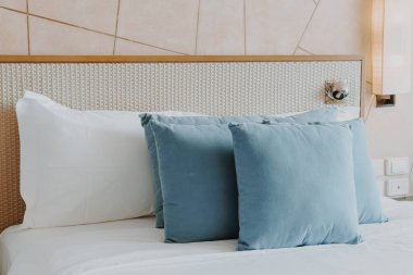 Yatak odasının içinde güzel ve rahat bir yastık dekorasyonu.