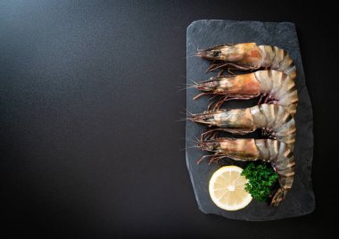 Taze kaplan karidesi ya da karides.