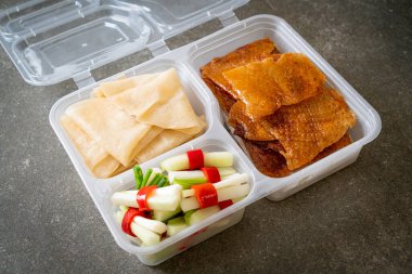 Teslimat kutusunda Pekin Ördeği - Çin yemeği tarzı